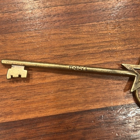 Vintage 80s - Macy’s Skeleton Key Ring - Gold Tone - Like New - Picture 2 of 3